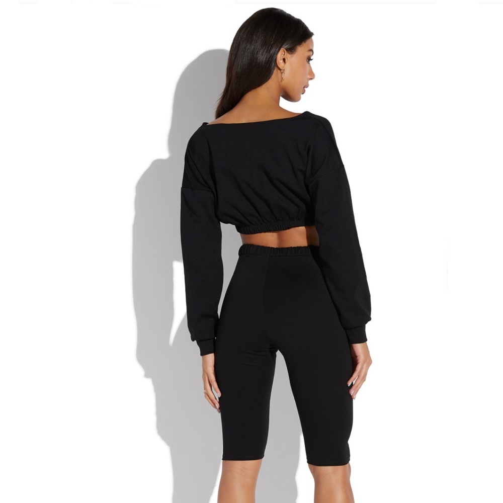 NEW Discreet Black Long Sleeve Crop Top Elasticized Cuff Hems Size Medium